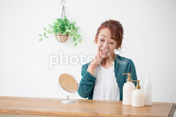 メイクする中高年の女性 首,保湿,スキンケアの写真素材