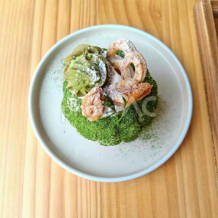クリームとプレッツェルの飾り～抹茶タルト 抹茶,スイーツ,cafeの写真素材