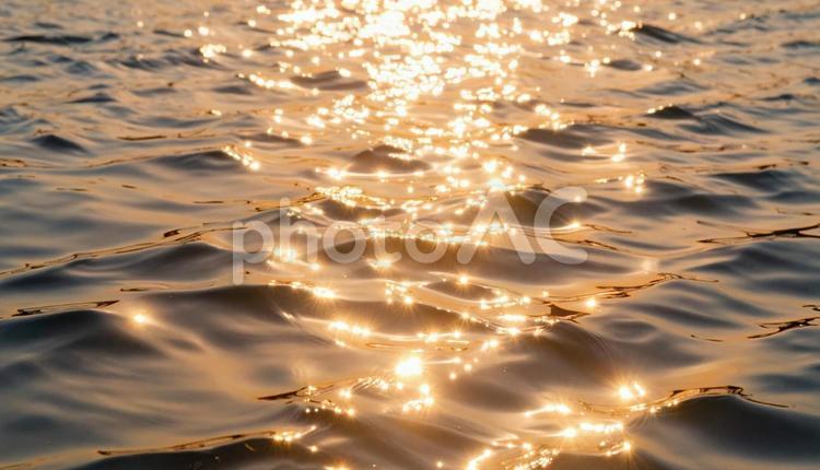 夕日に照らされる水面 水面,波,湖の写真素材
