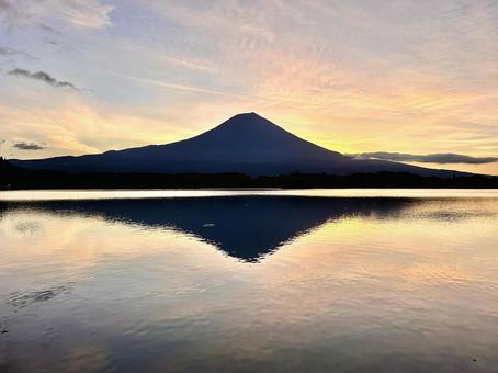 朝色に染まる雲と富士山 朝色に染まる雲と富士山 富士山,田貫湖,湖の写真素材