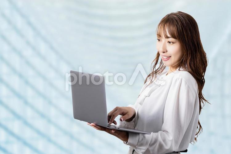 パソコンを使う笑顔のビジネスウーマン 女性,ビジネス,パソコンの写真素材