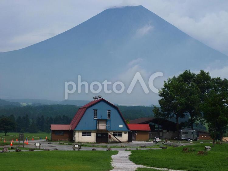 ふもとっぱら　キング牛舎と富士山 ふもとっぱら,キャンプ場,キング牛舎の写真素材