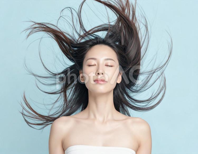 正面から風を受ける女性 女性,風,髪の毛の写真素材