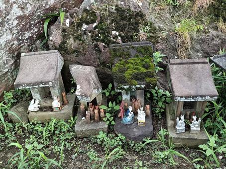 時を重ねる石祠と狐の写真