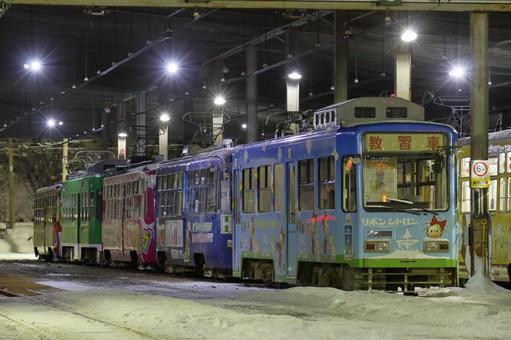 夜の電車事業所、北海道札幌市 夜の電車事業所、北海道札幌市 札幌市電,路面電車,車両の写真素材