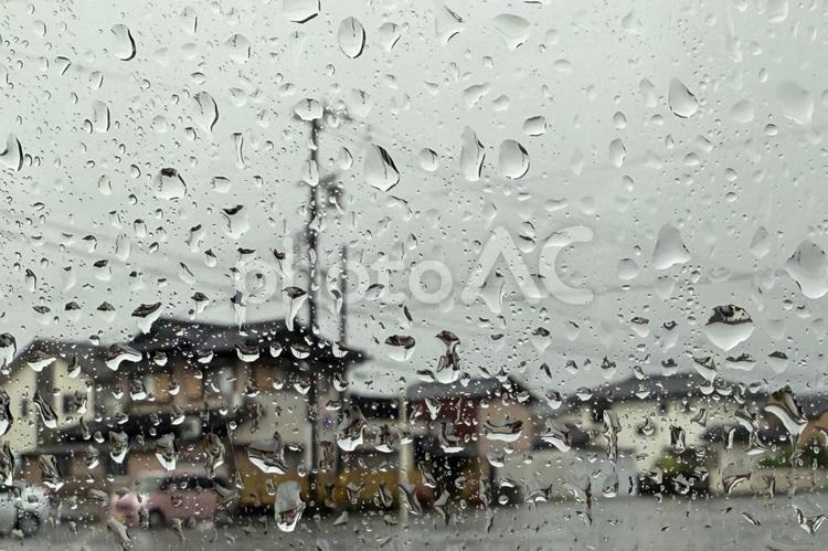 雨の街並み・ガラス窓越しに見る 梅雨,雨降り,ガラス窓の写真素材