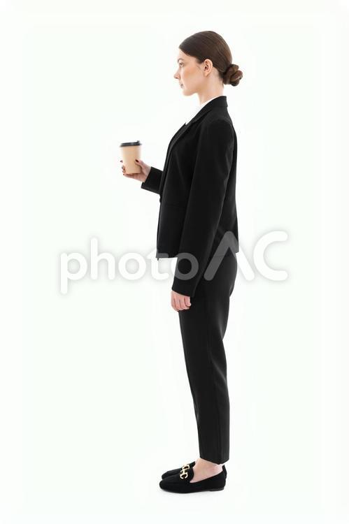 横向きのコーヒーを持つ女性 女性,コーヒー,持つの写真素材