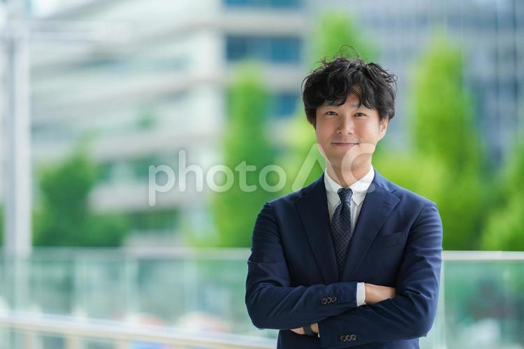 緑とオフィスのビジネスマン 人物,ビジネス,男性の写真素材