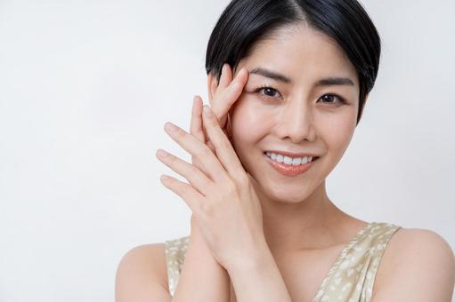 若い女性のスキンケアイメージ 若い女性のスキンケアイメージの写真