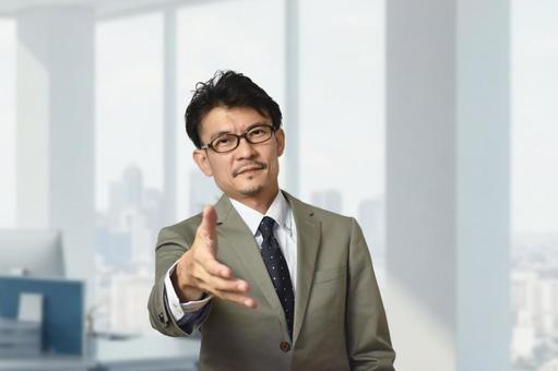 握手を求めるビジネスマン 握手を求めるビジネスマン 社会人,オフィス,握手の写真素材