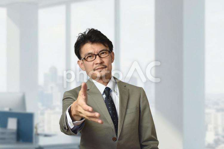 握手を求めるビジネスマン 社会人,オフィス,握手の写真素材