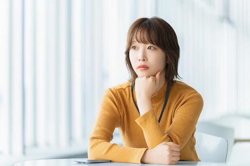 考えごとをする女性・ビジネスウーマン 考えごとをする女性・ビジネスウーマン 女性,考える,悩むの写真素材