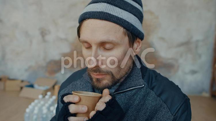 目を瞑って寒そうな男性 男性,ニット帽,人物の写真素材