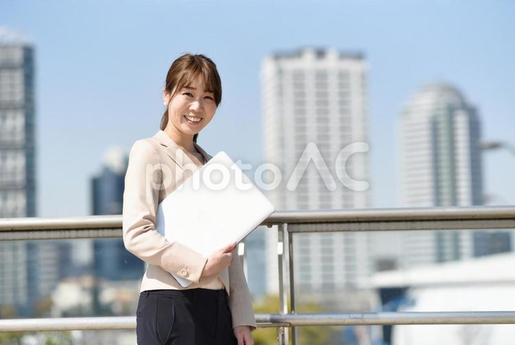 屋外でPCを持つビジネスウーマン ビジネス,女性,ノートパソコンの写真素材