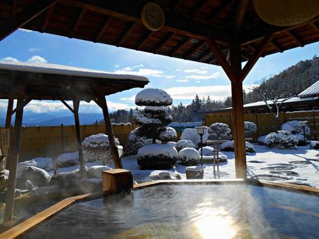 雪見風呂 冬の温泉 雪見風呂 冬の温泉の写真