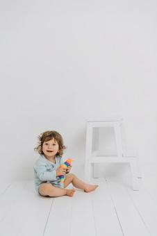 笑顔で玩具を持つ子供 笑顔で玩具を持つ子供の写真