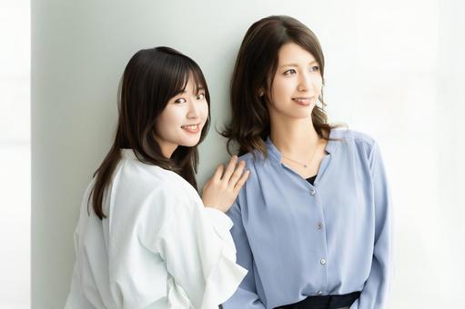 2人の女性・ビジネスウーマン 2人の女性・ビジネスウーマン 女性,2人,微笑むの写真素材