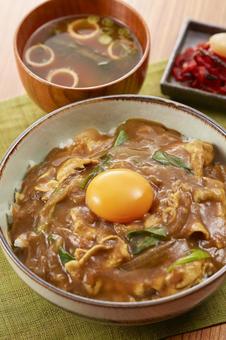 カレー丼 カレー丼 カレー丼,生卵,丼物の写真素材