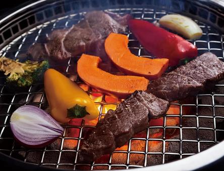 炭火で焼いている焼肉 炭火で焼いている焼肉の写真