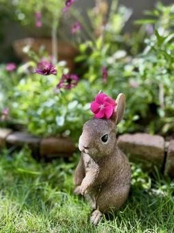 ピンクの花を付けたうさぎさん ピンクの花を付けたうさぎさん うさぎ,置き物,ガーデン雑貨の写真素材