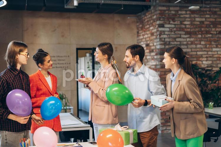 オフィスで誕生日ケーキを受け取った女性 ビジネス,ビジネスマン,ビジネスウーマンの写真素材