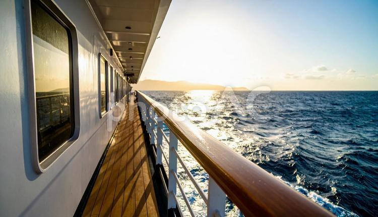 海を進む船の船内 船内,アプローチ,フェリーの写真素材