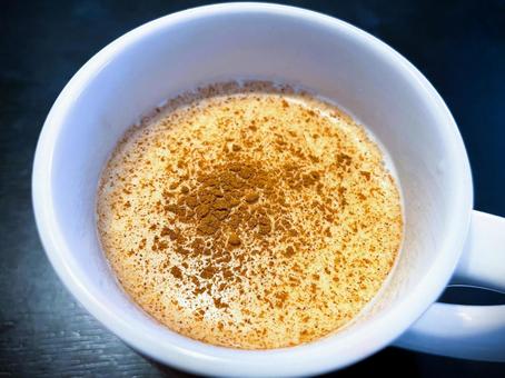 ホットミルクにシナモントッピング３１ シナモンパウダー,シナモン,ホットの写真素材