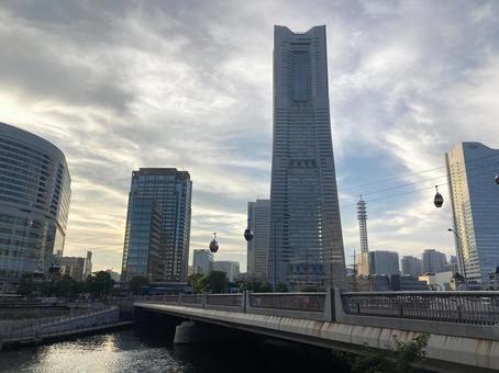 横浜ランドマークタワーとエアキャビン 横浜ランドマークタワーとエアキャビンの写真