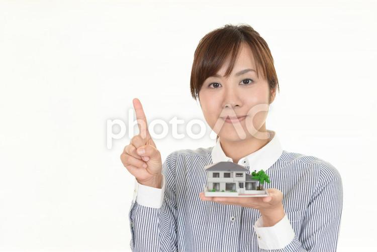 家の模型を持つ女性 女性,家,ハウスの写真素材