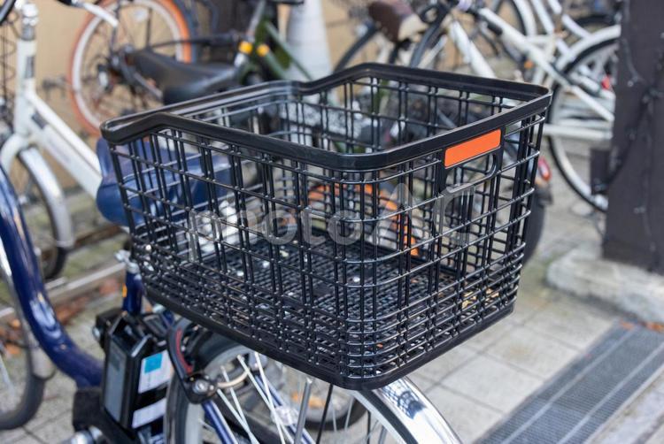 自転車の後ろのカゴ 自転車,かご,カゴの写真素材