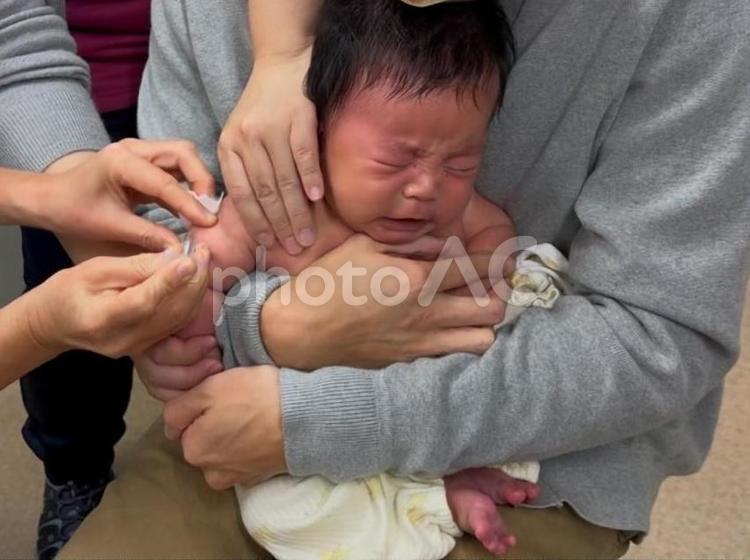 予防接種をうける赤ちゃん 予防接種,にんげん,号泣の写真素材