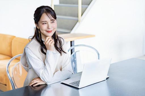 パソコン仕事をする女性 女性,ノートパソコン,パソコンの写真素材