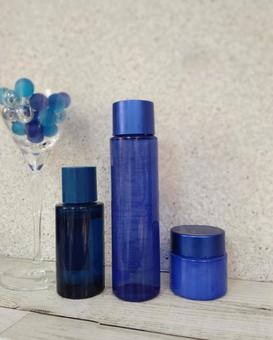 青いボトルのスキンケアコスメ 縦長 コスメ,化粧品,ボトルの写真素材