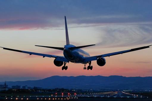 夕焼け空｜滑走路へ着陸｜シルエット 飛行機,航空機,旅客機の写真素材