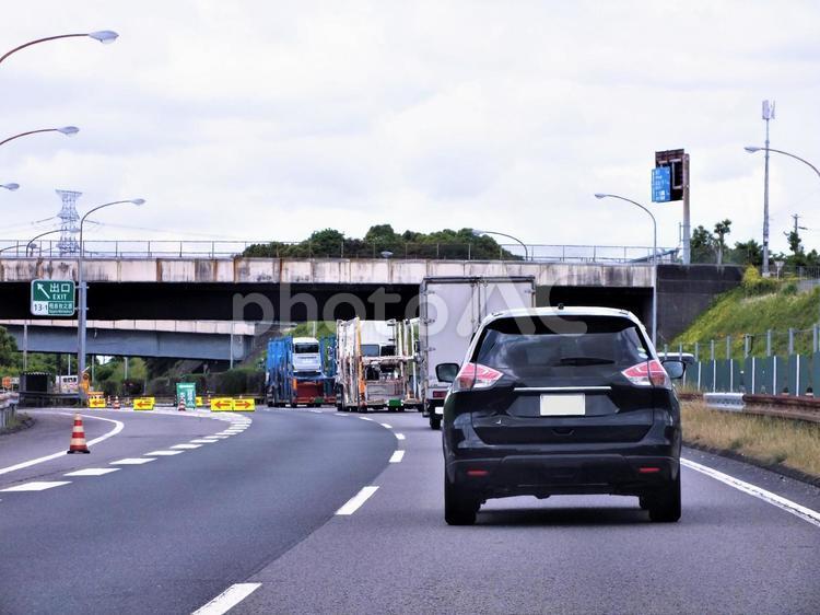カーキャリアーが続く追い越し車線 カーキャリアー,キャリアカー,トラックの写真素材
