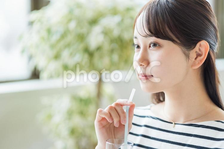 カフェで待ち合わせをする女子大学生。 女性,カフェ,待ち合わせの写真素材