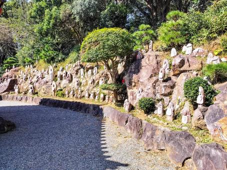 寝姿地蔵　伊豆下田の寝姿山愛染明王堂横 寝姿地蔵,地蔵群,寝姿山の写真素材