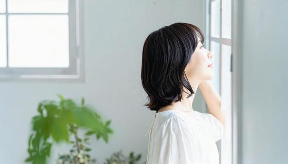 朝 目覚め 始まり 深呼吸 生活 女性 朝 目覚め 始まり 深呼吸 生活 女性の写真