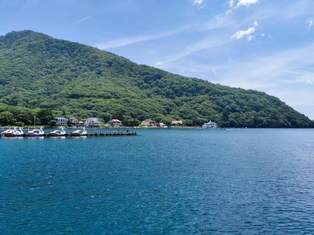 箱根海賊船から芦ノ湖と桟橋を眺める 箱根海賊船から芦ノ湖と桟橋を眺める 箱根海賊船,遊覧船,芦ノ湖の写真素材