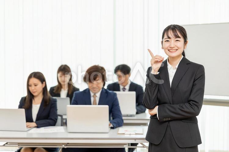 研修の講師とスーツ姿の男女（アイディア） セミナー,講師,研修の写真素材