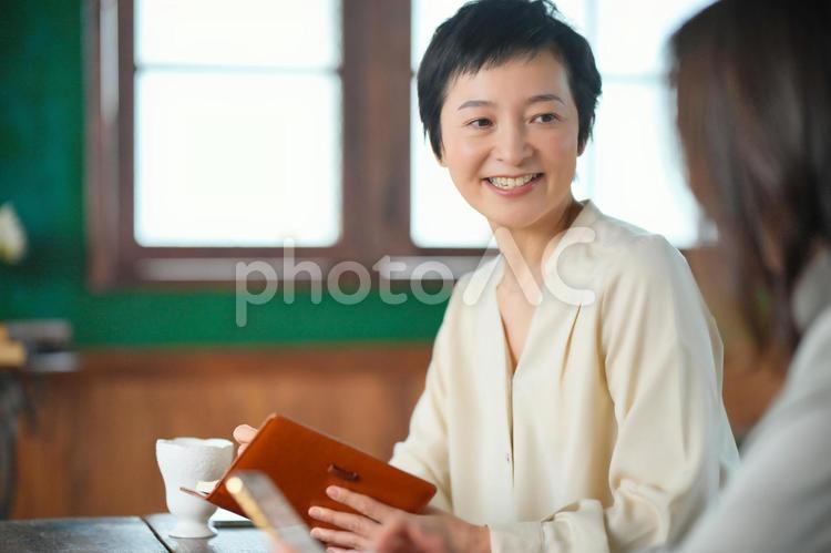予定を決めている女性1 女性,主婦,予定の写真素材
