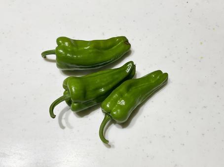 ピーマン3個 ピーマン3個の写真