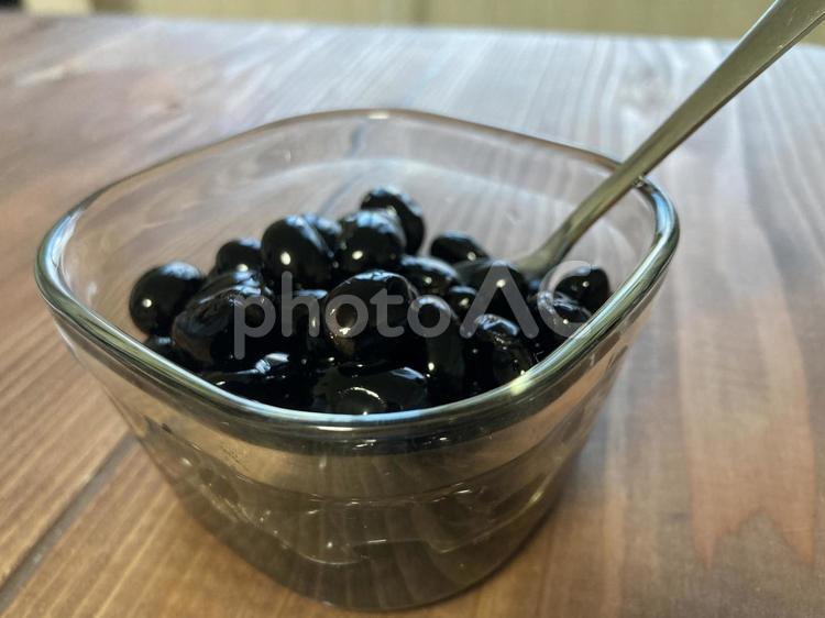 テーブルに置かれた黒豆とスプーン 黒豆,スプーン,食べ物の写真素材