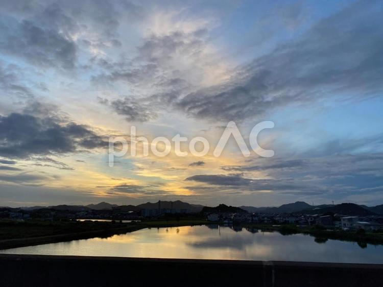 夕暮れ 空,シルエット,溜池の写真素材
