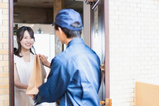 フードデリバリーを受け取る若い女性 預かる,女性,注文の写真素材