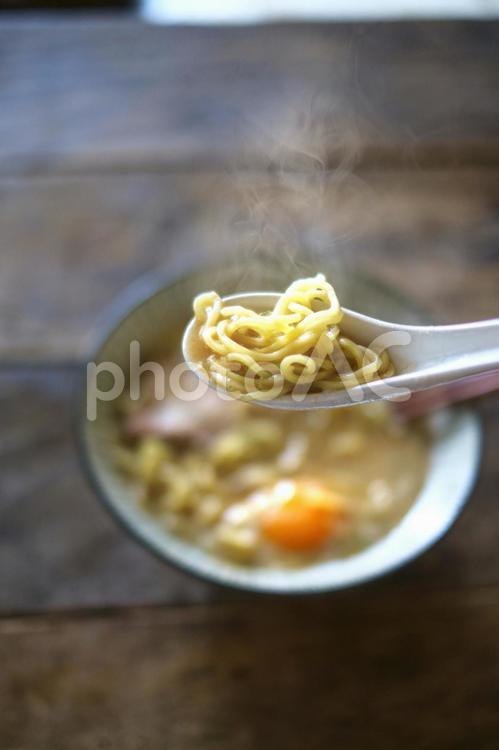 おうちで豚骨ラーメンを食べる ラーメン,豚骨ラーメン,麺の写真素材