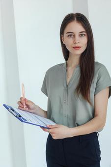 保険相談を受けている女性スタッフの写真