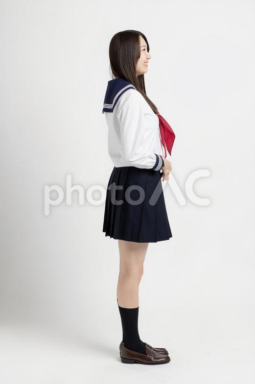 全身撮影をする女子高生（真横） 女子校生,セーラー服,女子高生の写真素材
