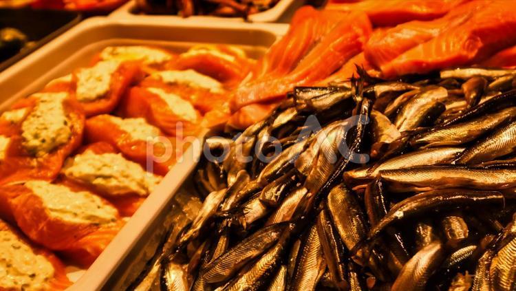 サーモンの切り身と小さな魚を並べる たくさん,積み上げられた,量り売りの写真素材
