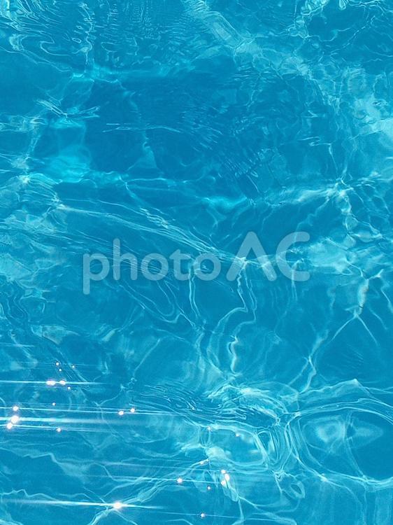 プールの水面と太陽の光の反射（1） プール,水面,みなもの写真素材